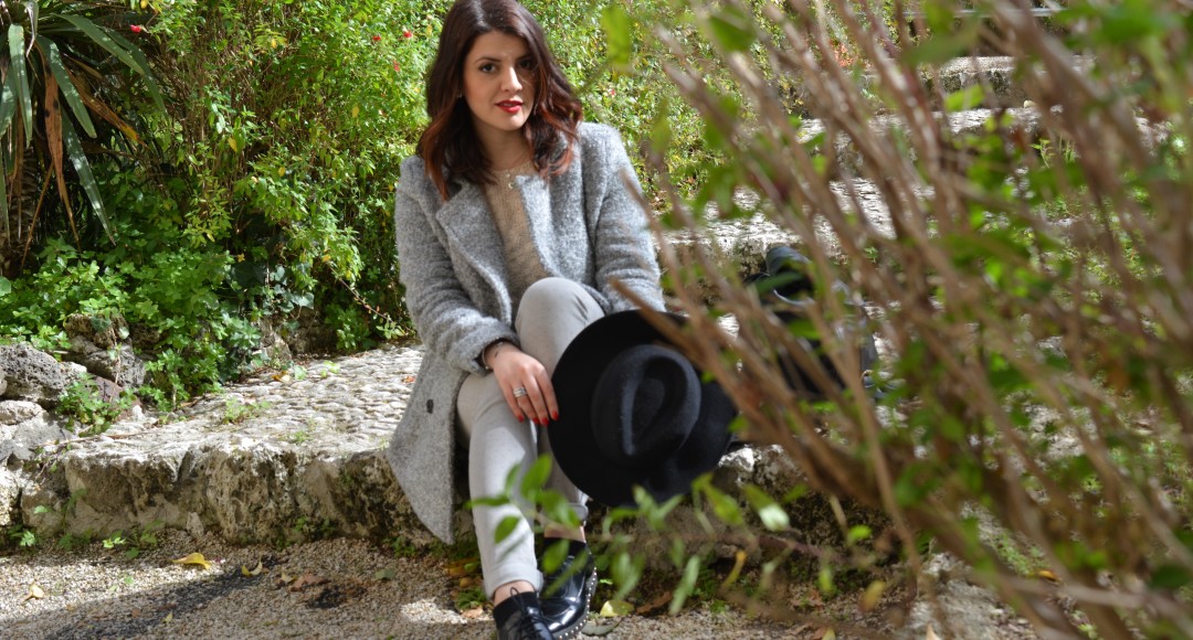 Outfit: Cappotto grigio e pois