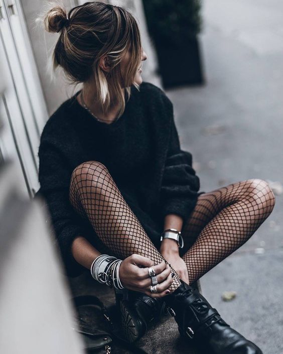 Fishnet things: come indossare le calze a rete ed essere una It-Girl