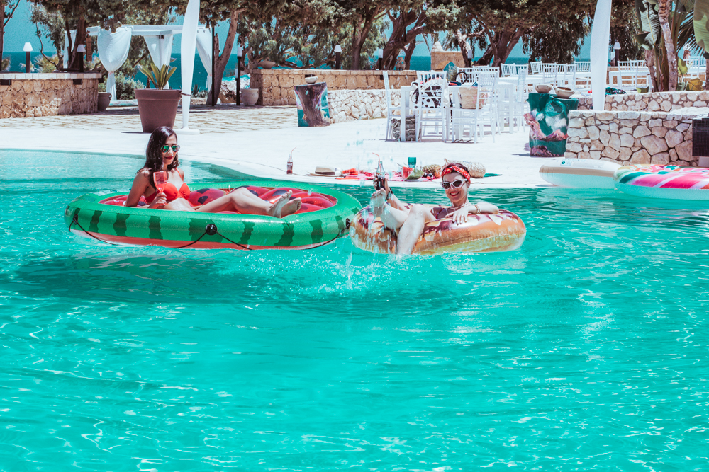 Speciale estate- pool party- in piscina con i gonfiabili